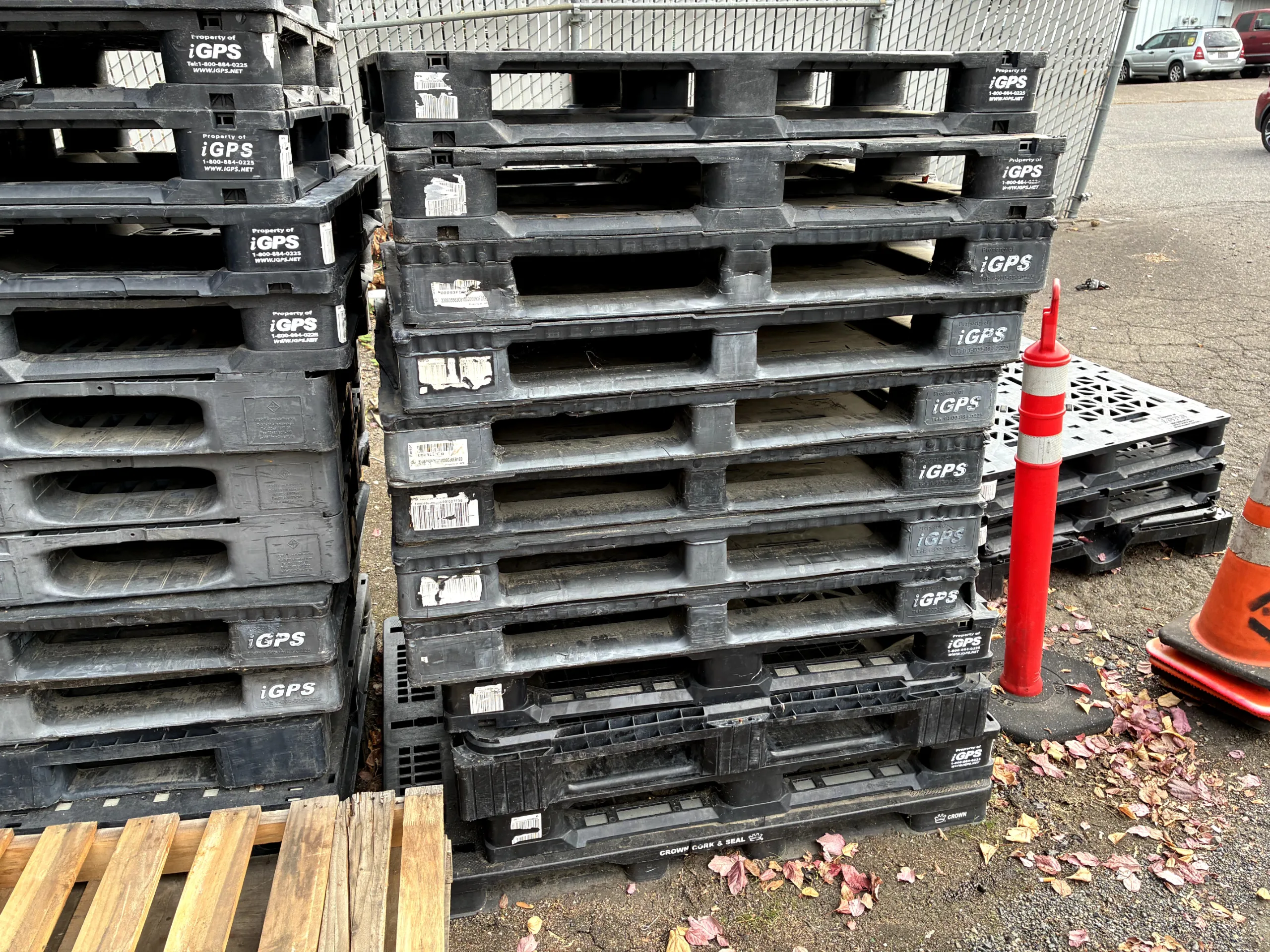 Used 48x40x6 Stackable 4 Way Plastic Pallets - Portland, OR 97218