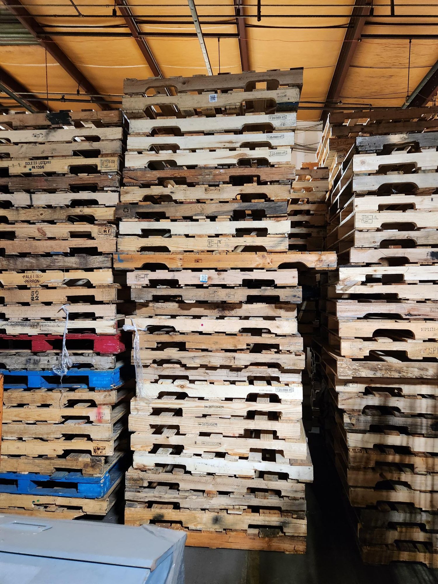 Grade B 48 x 40 Wood Stringer Pallets -  Houston TX 77095