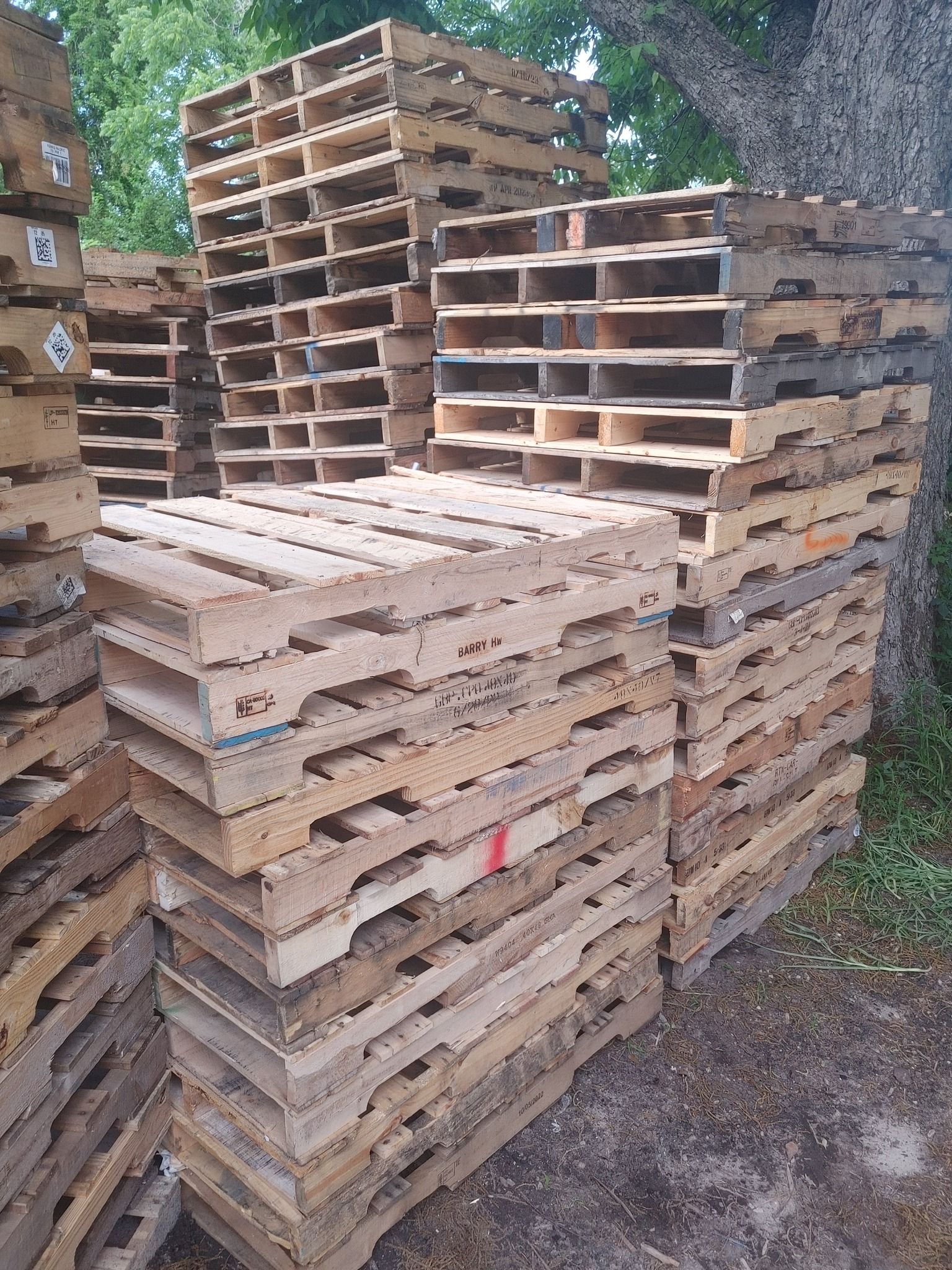 Used 48 x 48 Wooden Stringer Pallets  - Neenah WI 54956